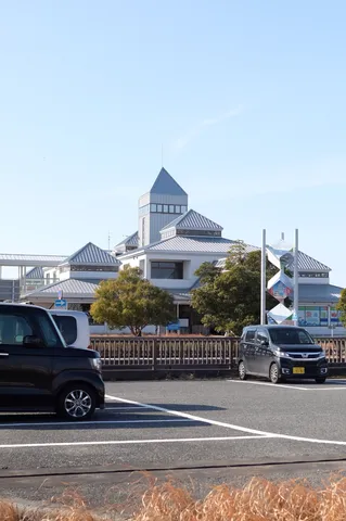 青空とモダン建築、静かな日常