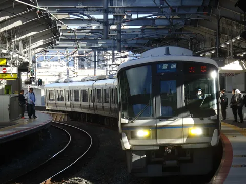 陽光射す駅の情景