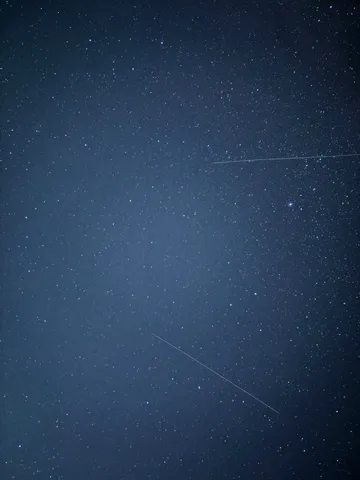 夜空を流れる光の軌跡