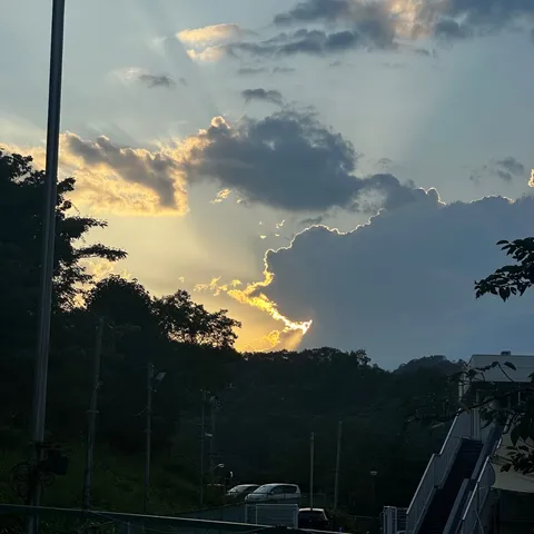 雲間から差し込む光の道