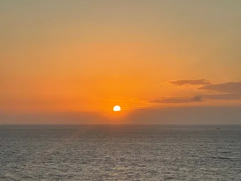 水平線に沈む夕日、静寂の海