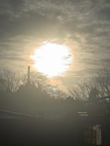 厚い雲間から差し込む光