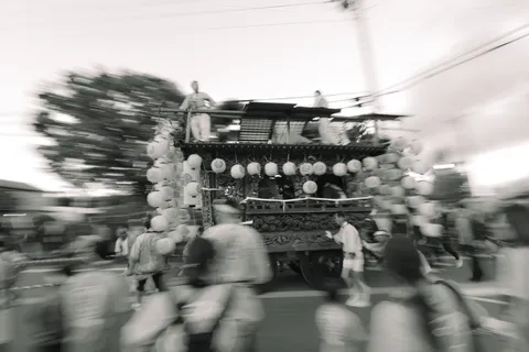躍動する祭りの灯り