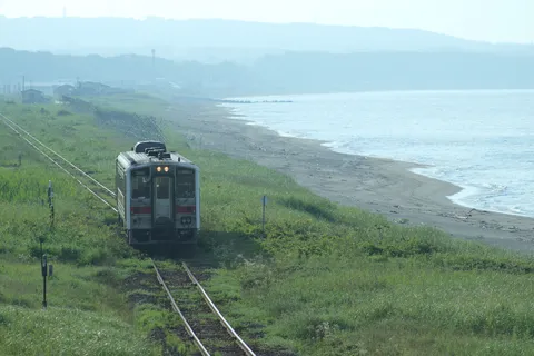 海辺を走るローカル線