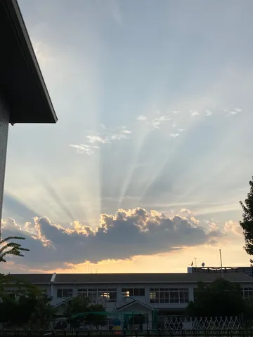 天空へ伸ぶ光の帯