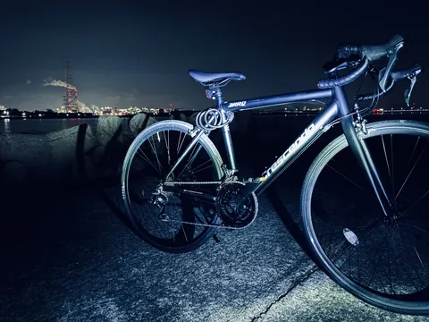 夜景を背に、ロードバイク