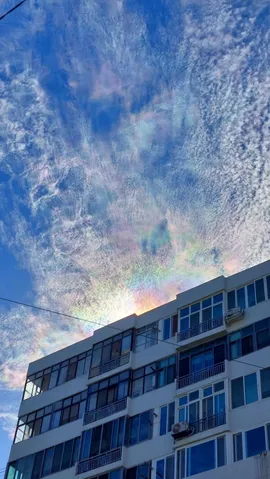 虹色の雲と窓辺の風景