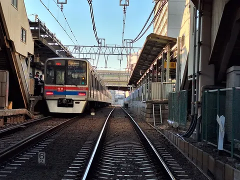 夕暮れ時の駅、旅立ちの予感