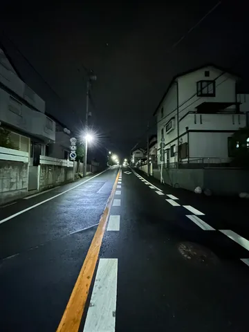夜道のオレンジラインが導く