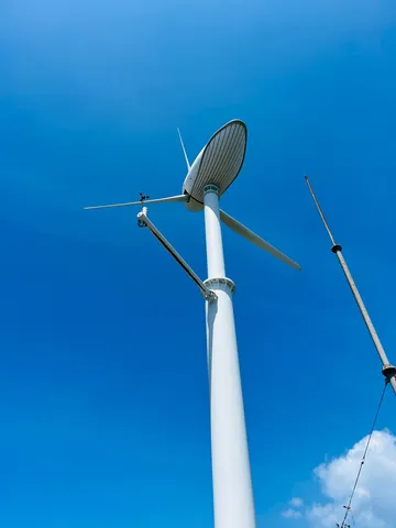 青空と風力発電機