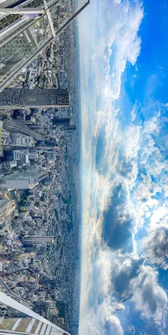 天空都市の摩天楼と青い空