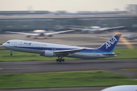 離陸へ向かうANA機