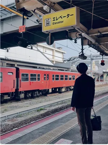 赤い電車を見送る駅のひととき