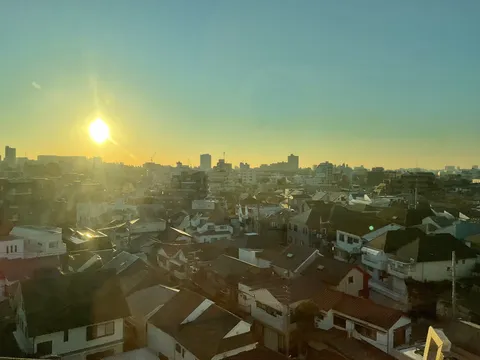 夕暮れの街並みに差し込む光