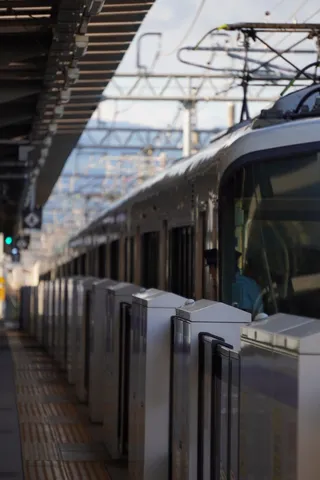 鉄路に光る朝の影