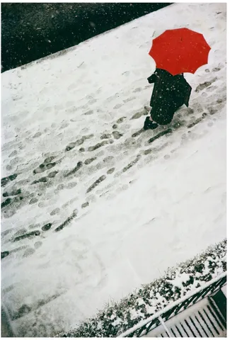 雪道に刻む、赤い傘の軌跡