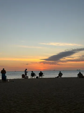 夕暮れ時の静かな海辺