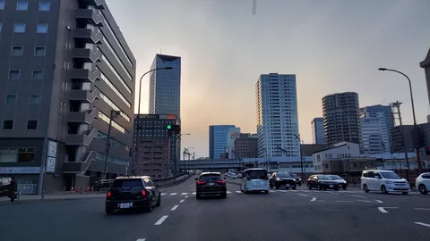 都市の交差点、夕陽の残光
