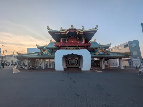 レトロとモダンが融合した駅舎