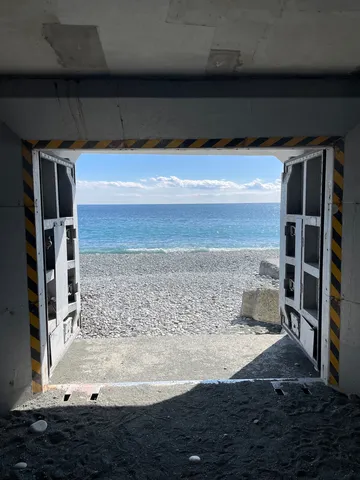 コンクリートの先、碧い海