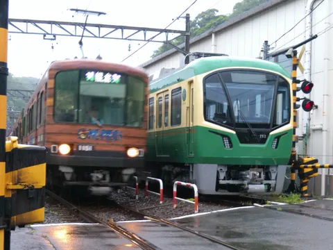 雨粒と交差する、二つの鉄道風景