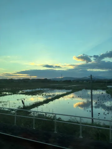 夕暮れの水鏡へ映る空気