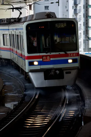 水しぶきを上げる特急