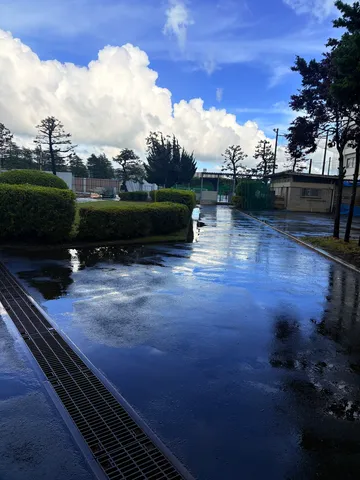 雨上がりの空と路面のコントラスト