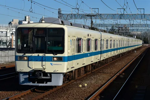 青空とクリーム色の電車