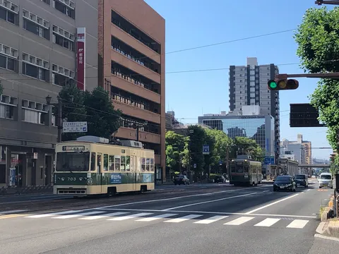 緑とレトロな路面電車、夏の街角