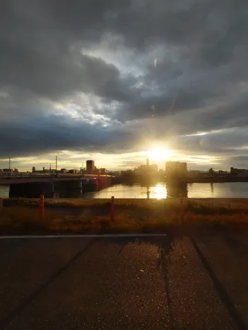 夕景の水面に浮かぶ光