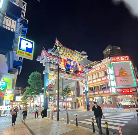 煌めく門と夜の賑わい
