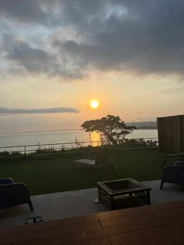 夕陽と海、そして庭。静かな時間が流れる。