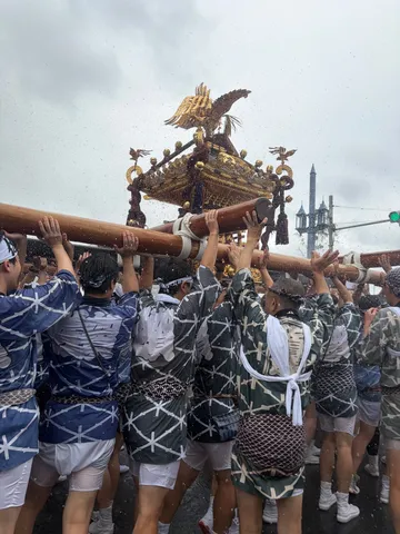 神輿を支える人々の熱気