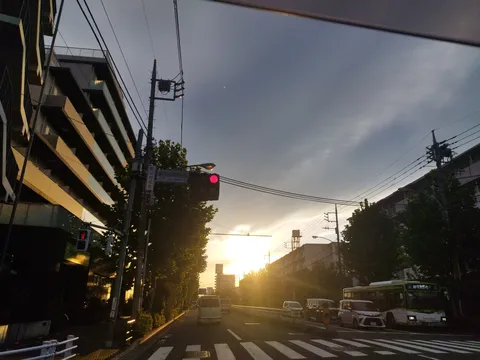 夕暮れの交差点、一日の終わり