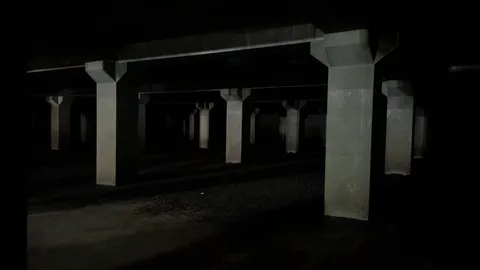 地下空間に佇むコンクリートの柱