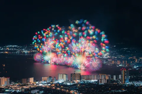 夜空がもう、お祭り騒ぎなんですけど！