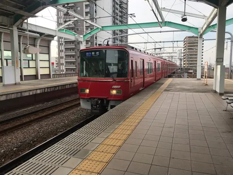 静寂を待つ紅い列車