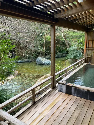 温泉と和の庭園、究極のリラックス