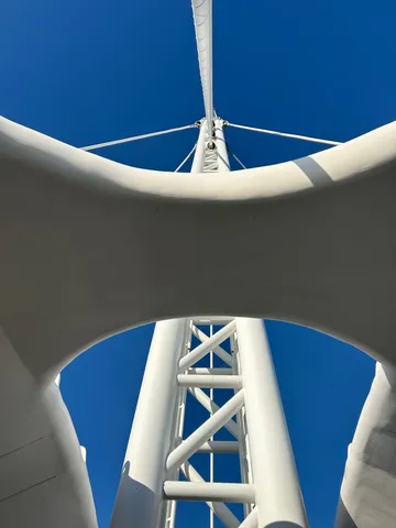 空へ伸びる白い影