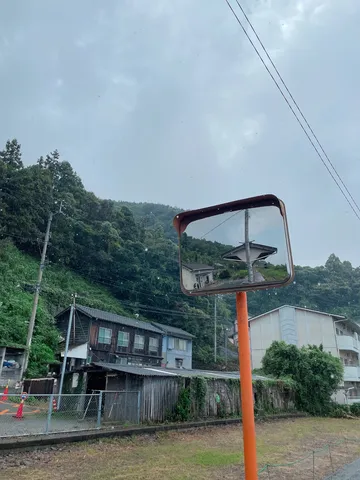 雨粒がきらめく、日常の交差点