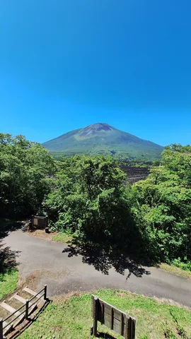 青と緑の静かなる頂