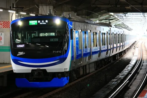 青い閃光、駅へ滑り込む