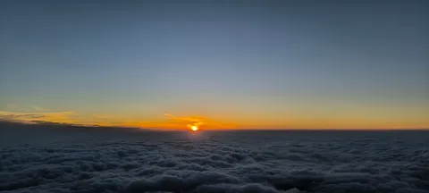 雲海からの日の出、地上は別世界