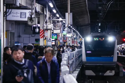 行き交う人々、光る電車