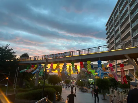 空と飾りのコントラストが鮮やか