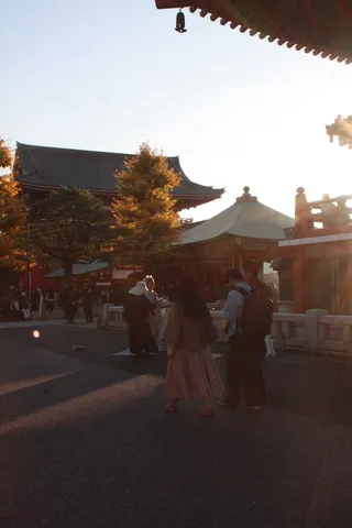 秋晴れの寺院と人物