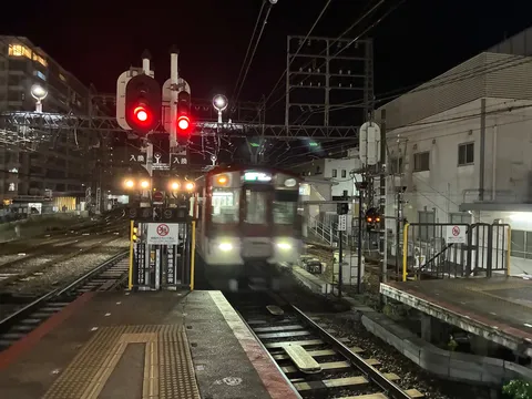 夜の赤信号と走る電車