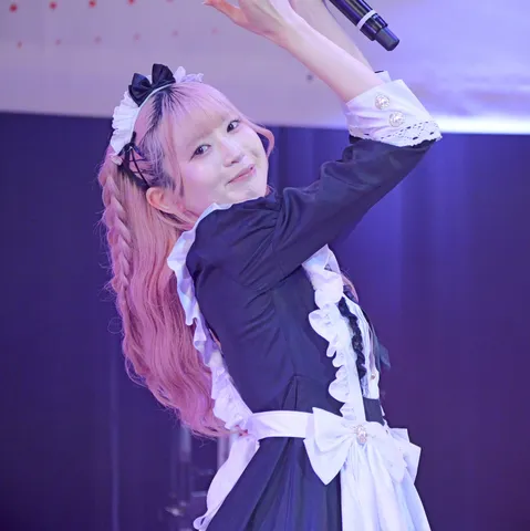 ピンクの髪、メイド服のステージ