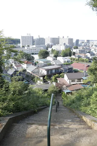 下り道、街並みへと続く階段